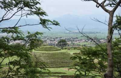 guachimontones piramides circulares vista desde otra piramide en teuchitlan jalisco