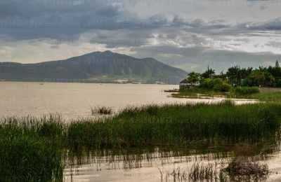 lago de chapala y ajijic panoramica de agua y al fondo los cerros