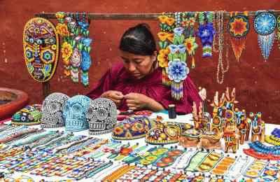 tlaquepaque creando artesanias como calaveras mascaras y aretes