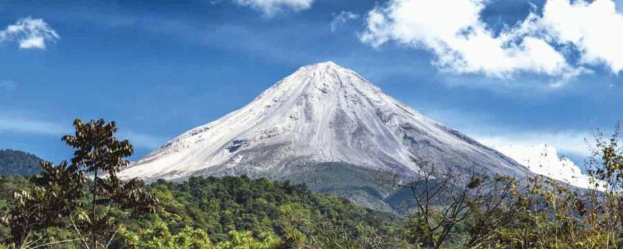 volcan de colima en una panoramica con el cielo azul